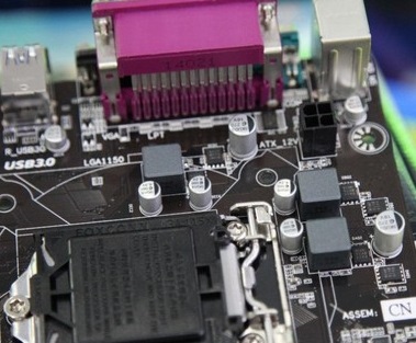 ASUS H81 CPU電源的電容看起來比GIGABYTE的H81少?