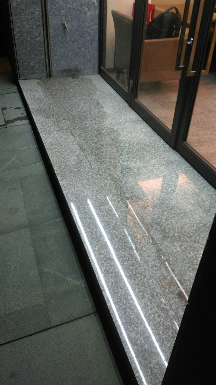 新莊頭前的新建案，排水孔冒水多日，工務所拖延未處理~求助大大援教