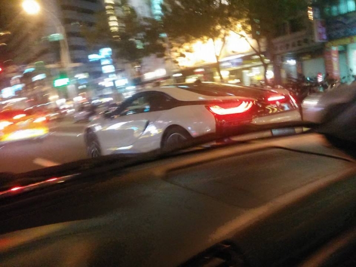 遇到野生BMW i8