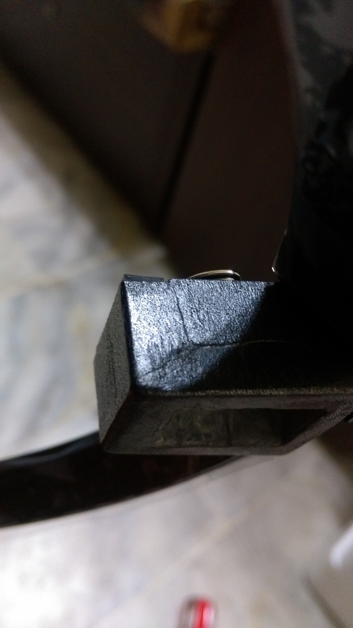 請問一下大家ASUS VX279 的底座有這樣的裂痕嗎