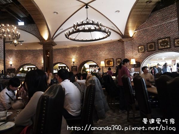 【台南美食】金色三麥(南紡購物中心5樓)。聚餐買醉好去處｜啤酒｜音樂｜德國豬腳｜義大利麵