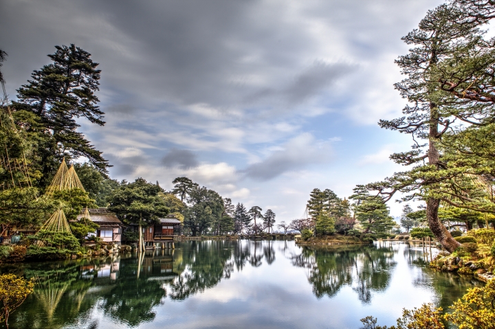 合掌，點燈