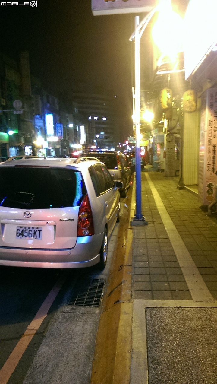 三重台北橋福德北路上一堆違規停車