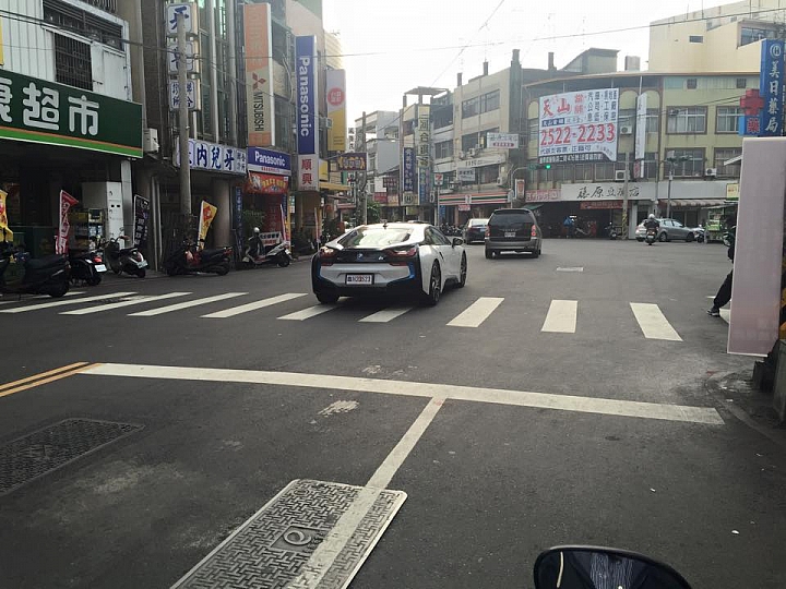 在豐原路上看到 i8