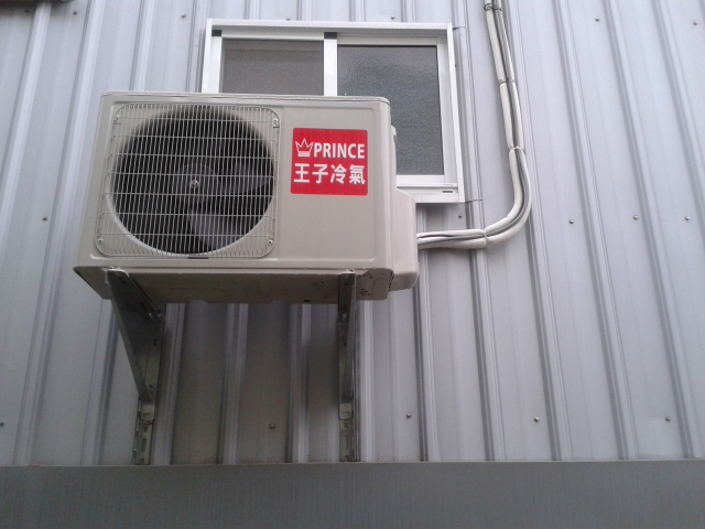 鄰居的冷氣室外機,超過地界朝我家窗戶排熱氣及運轉噪音擾民.