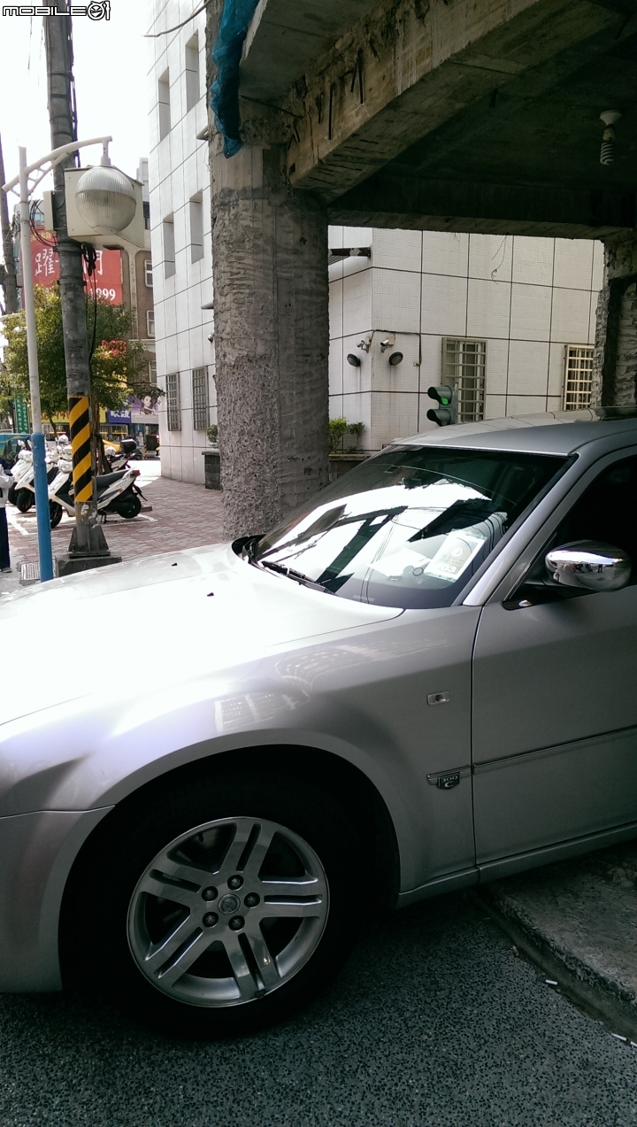 三重台北橋福德北路上一堆違規停車