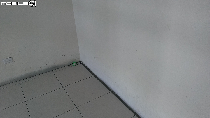 地板與牆面縫隙過大