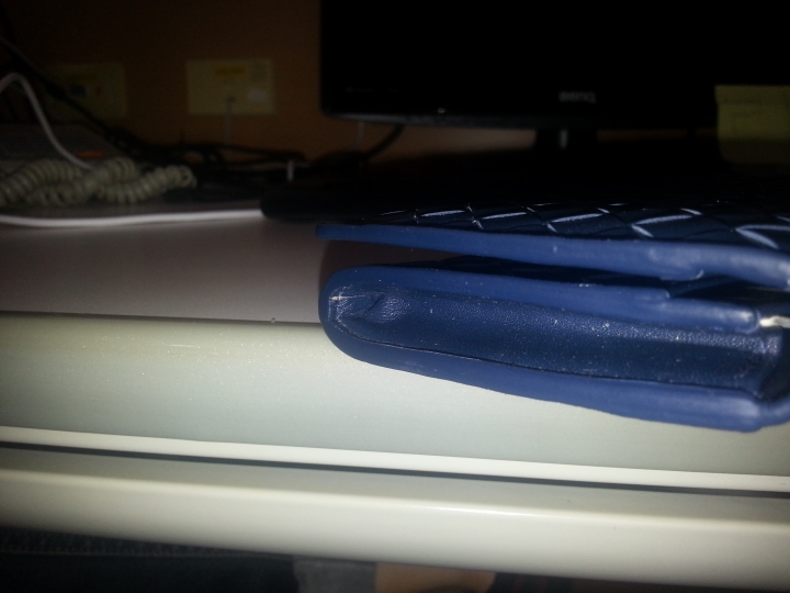 新買的BV皮夾請問這算新品瑕疵嗎