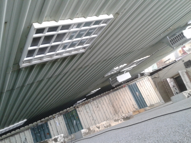 鄰居的冷氣室外機,超過地界朝我家窗戶排熱氣及運轉噪音擾民.