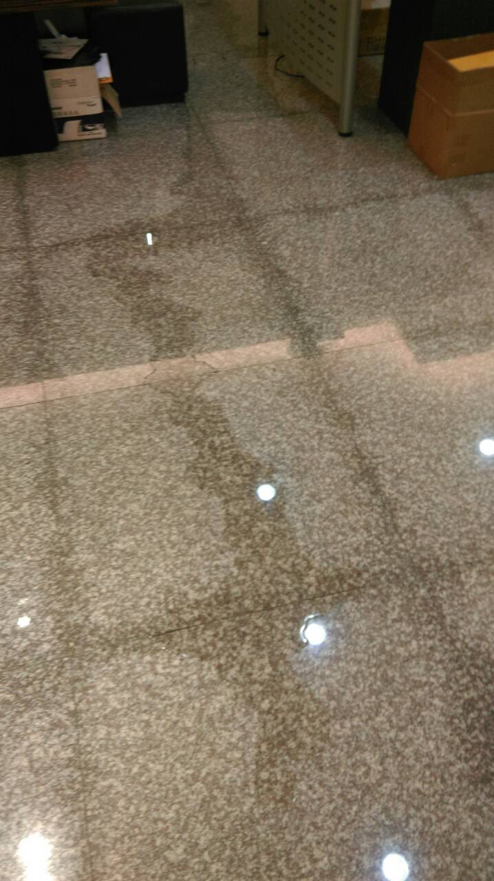 新莊頭前的新建案，排水孔冒水多日，工務所拖延未處理~求助大大援教