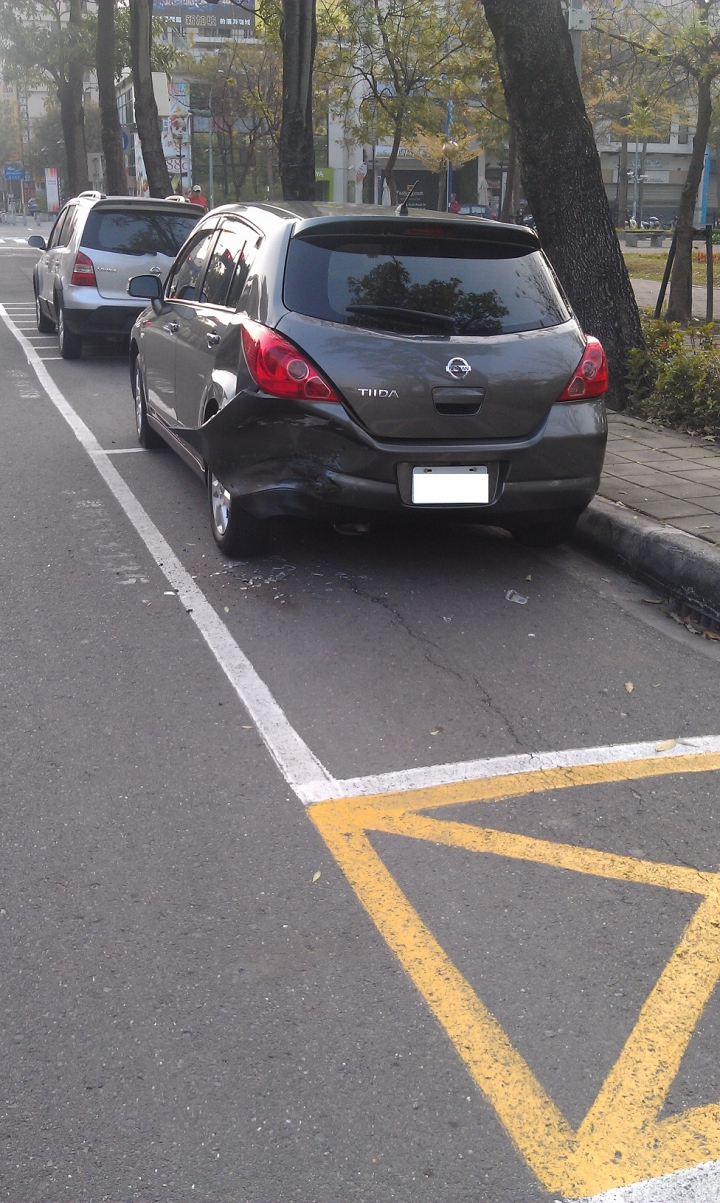 開春第一天車停停車格無故被撞，請各位車友協助揪出肇事者
