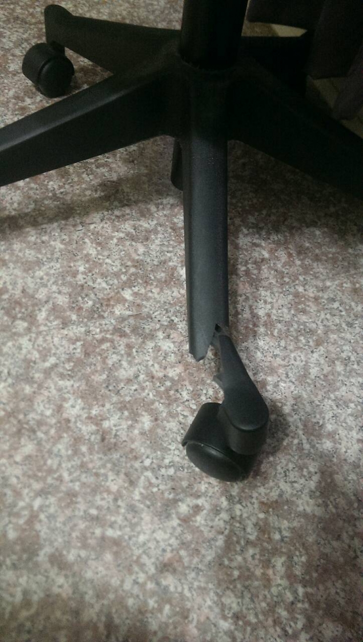 電腦椅滑輪支架維修
