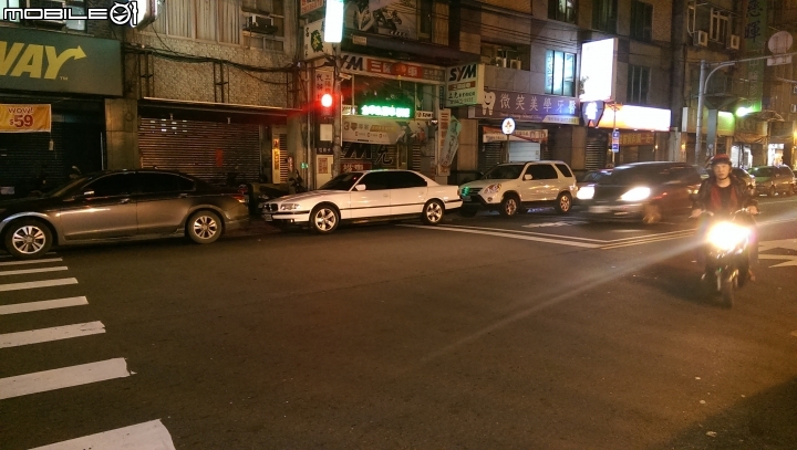 三重台北橋福德北路上一堆違規停車