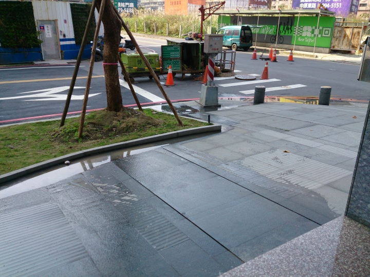 新莊頭前的新建案，排水孔冒水多日，工務所拖延未處理~求助大大援教