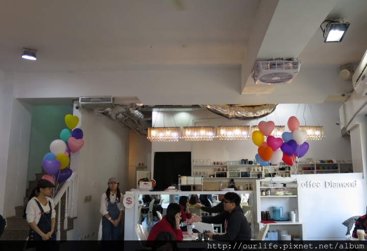 台中東區．酸甜酥綿的草莓冰淇淋鬆餅@咖啡鑽