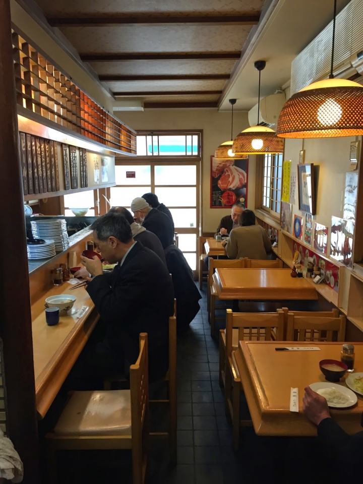 [東京-新橋] 燕樂豬排，林氏壁強力推薦，不科學的豬排厚度+不科學的美味程度