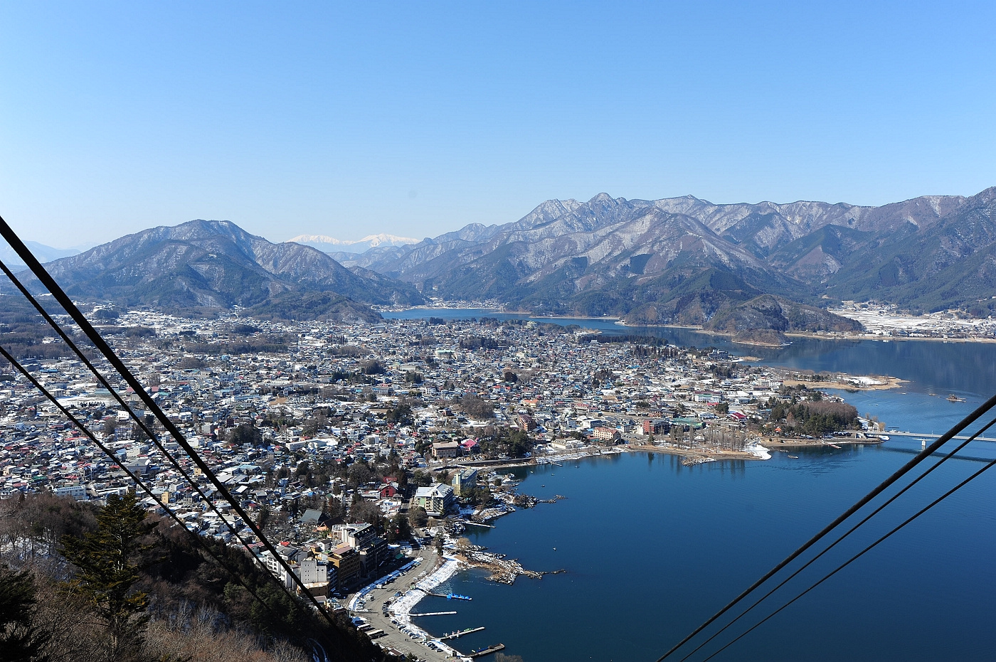 2015冬。日本關東自由行。富士五湖。河口湖車站。河口湖香草館。不動茶屋。天上山公園纜車_晶瑩剔透的藍色湖景