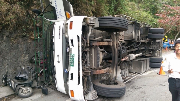 一堆機車摔車！賠到脫褲了