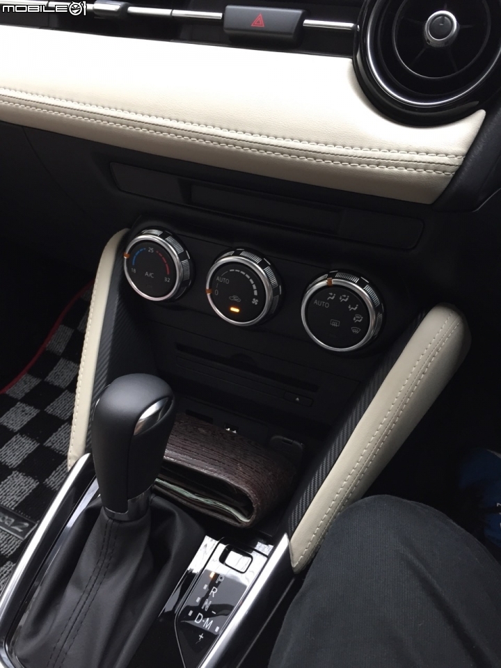 ALL NEW MAZDA 2 頂級  開箱文~~~~~~~~~~更新幾張內裝照片