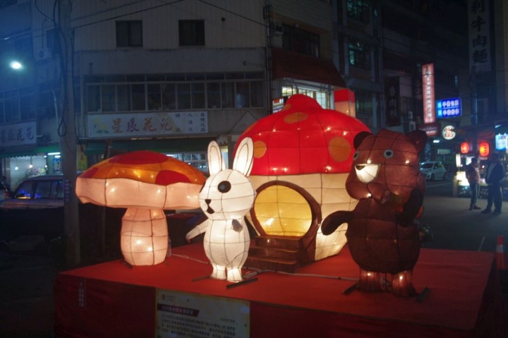 藉由台鐵與高鐵，去台中找尋ibike與BRT，嘗試參觀台中燈會[豐原廟東][大里文創][台中公園][烏日高鐵][傷眼圖多請包涵]