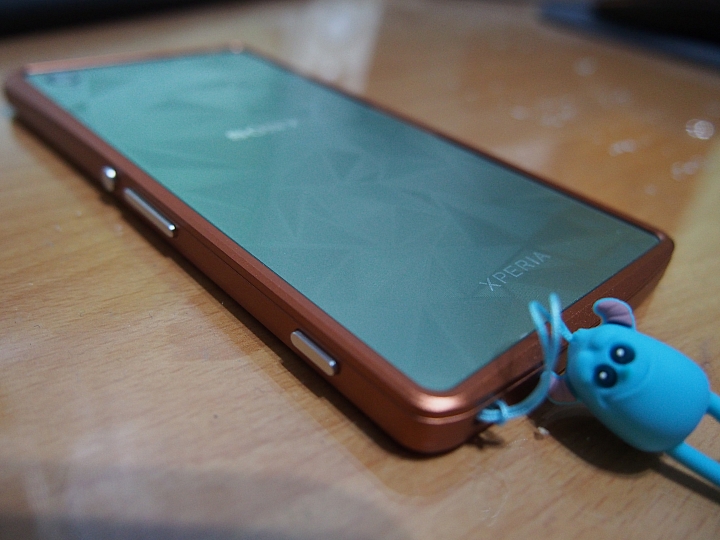 【簡單分享】Z3 DavilCase 惡魔鋁合金邊框(銀箔綠機配古銅色框)