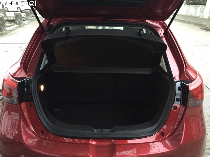 ALL NEW MAZDA 2 頂級  開箱文~~~~~~~~~~更新幾張內裝照片