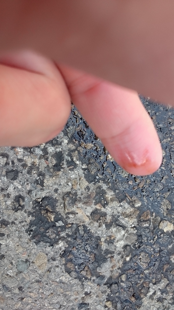 請各位幫幫忙.我的車壓到不明物!!
