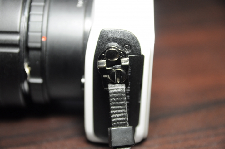 讓EOS M 能夠裝其他背帶的小零件