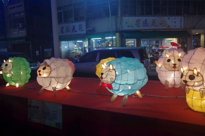 藉由台鐵與高鐵，去台中找尋ibike與BRT，嘗試參觀台中燈會[豐原廟東][大里文創][台中公園][烏日高鐵][傷眼圖多請包涵]