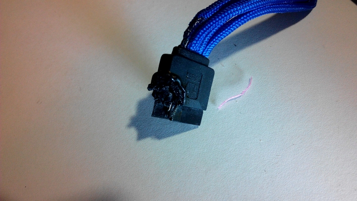 火鳥SATA 電源線燒毀....