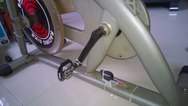 健身飛輪車裝上踏頻速度感測器