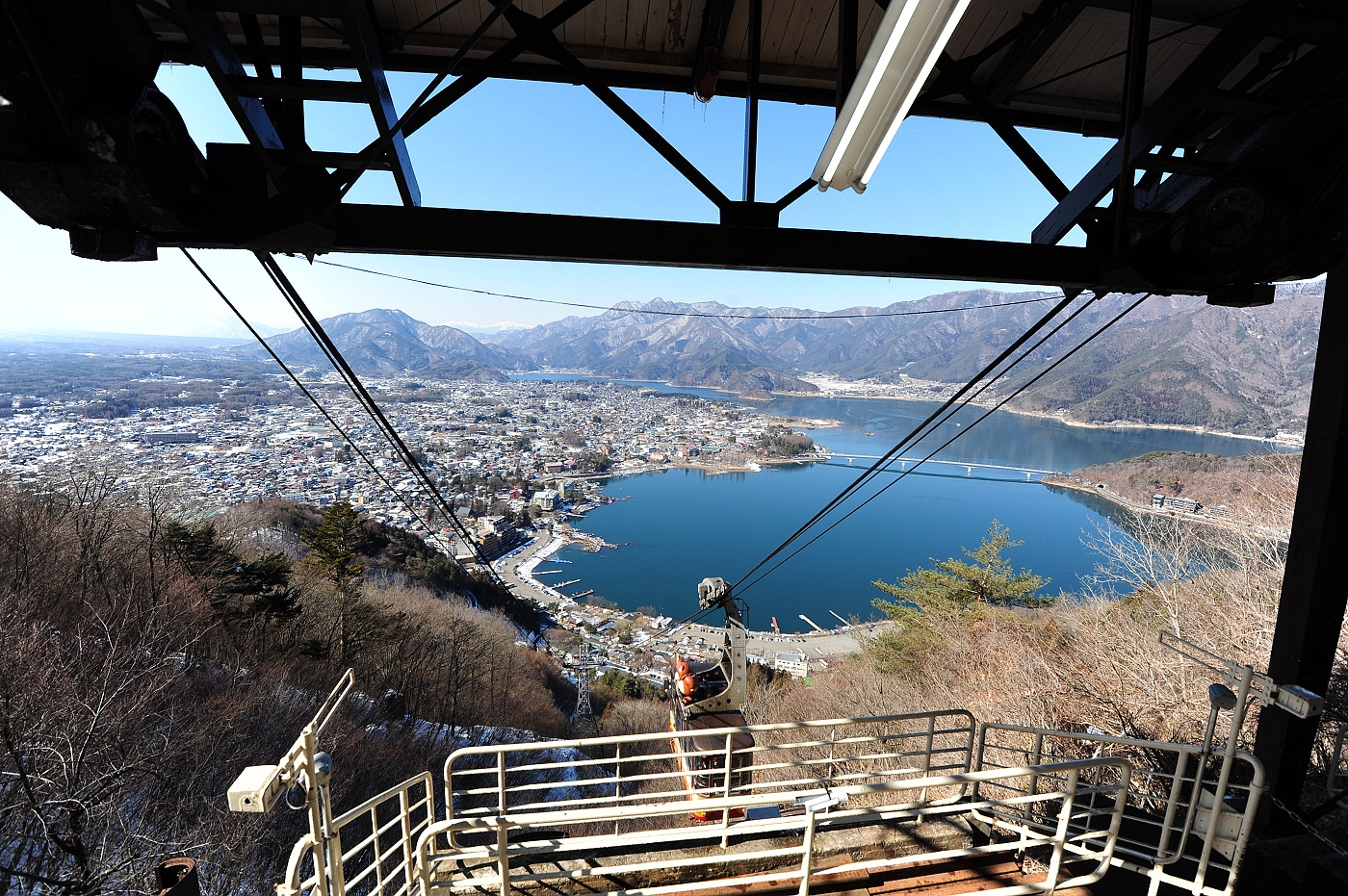 2015冬。日本關東自由行。富士五湖。河口湖車站。河口湖香草館。不動茶屋。天上山公園纜車_晶瑩剔透的藍色湖景