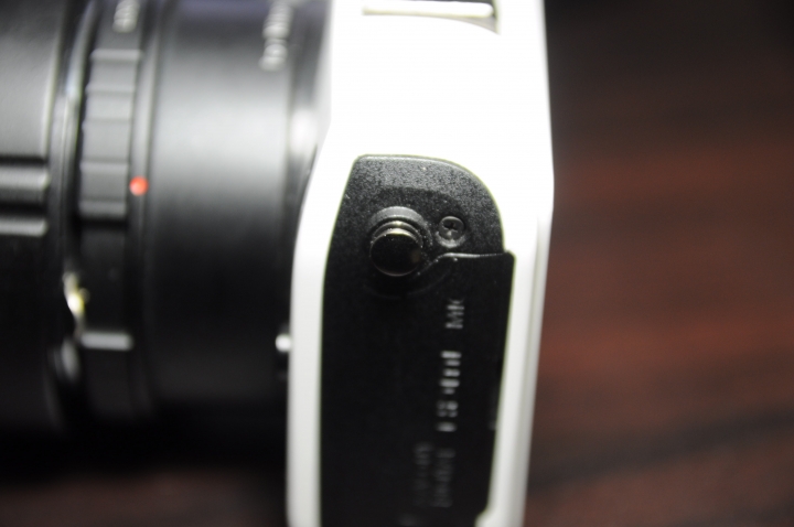 讓EOS M 能夠裝其他背帶的小零件