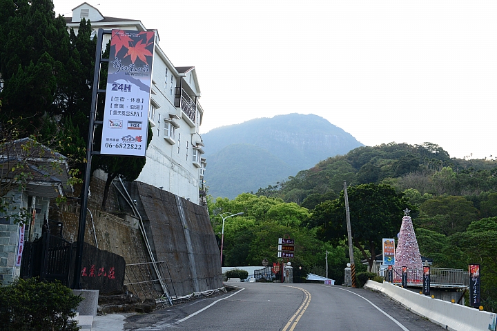 清晨關子嶺，路上都沒人。