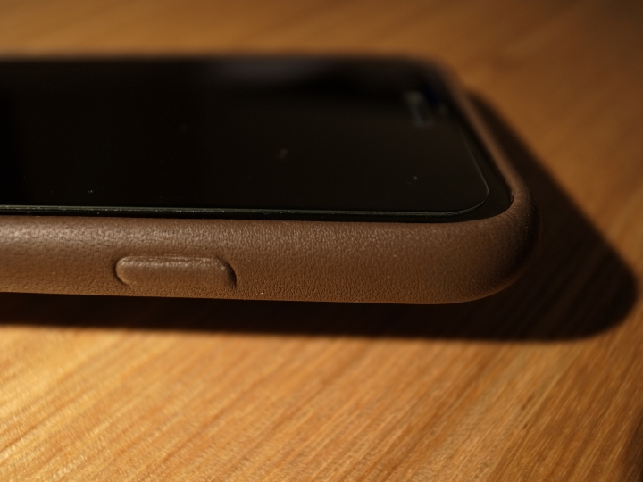 ［分享］iPhone 6 太空灰 ＋ 原廠皮質保護殼 咖啡色