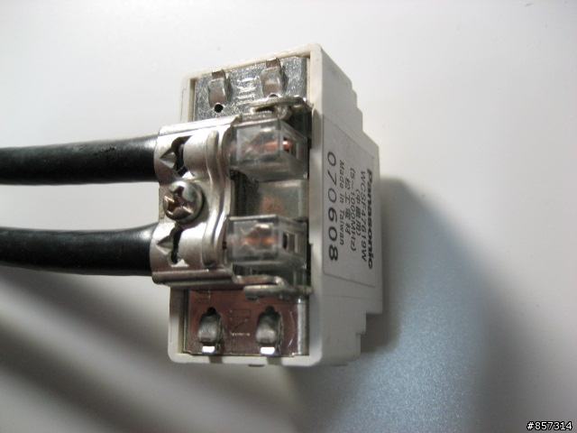 [問] 這兩個插座作用一樣嗎?  電視訊號插座 分配器?