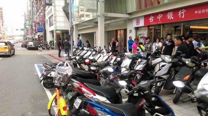 藉由台鐵與高鐵，去台中找尋ibike與BRT，嘗試參觀台中燈會[豐原廟東][大里文創][台中公園][烏日高鐵][傷眼圖多請包涵]