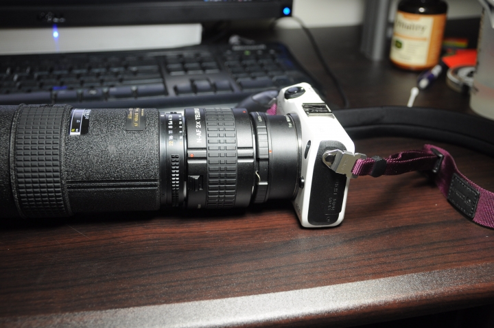 讓EOS M 能夠裝其他背帶的小零件