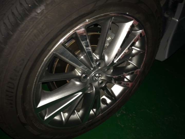 請各位有被擦撞過的車主評斷一下
