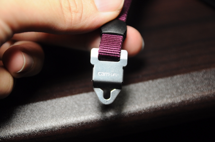 讓EOS M 能夠裝其他背帶的小零件