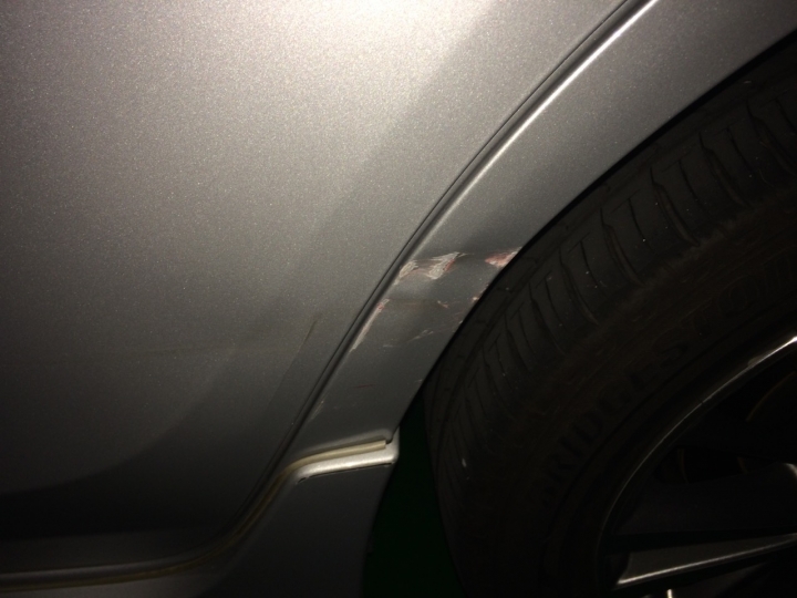 請各位有被擦撞過的車主評斷一下