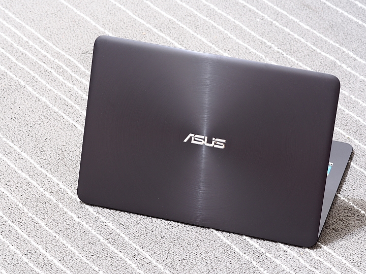 276 DPI 的 Zenbook UX305F