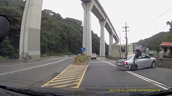 超離奇的TOYOTA車款車禍碰撞結果(CAMRY跟ALTIS前後輪軸各脫落?!)