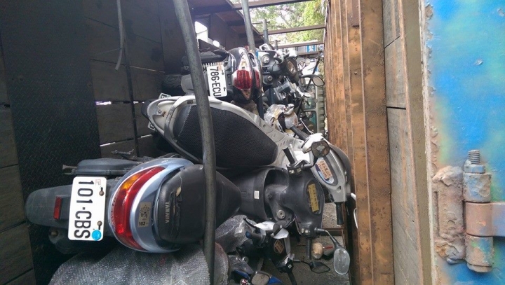 一堆機車摔車！賠到脫褲了