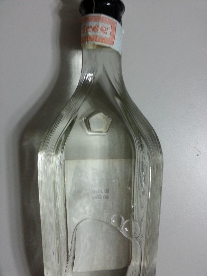 過年大掃除找到長輩的酒  因小弟不懂酒請大家評鑑