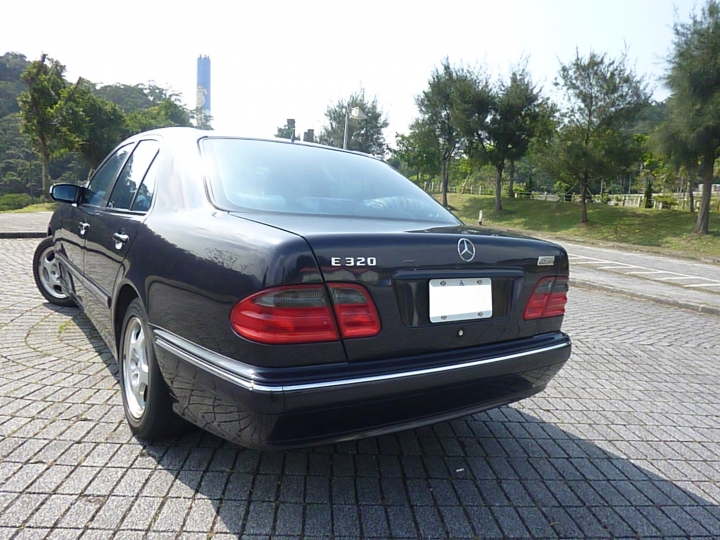 想找benz e320  (210)小改款的模型車，不知哪裡找的到呢