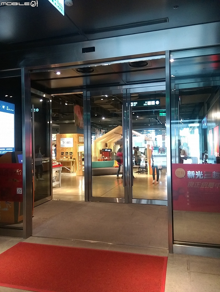 [已改善]感謝台南新光三越西門店，改善大門設計