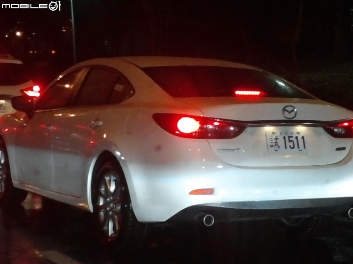掛試車牌的MAZDA6