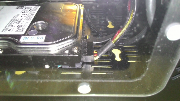 直角型的SATA電源線凹到會很嚴重嗎？