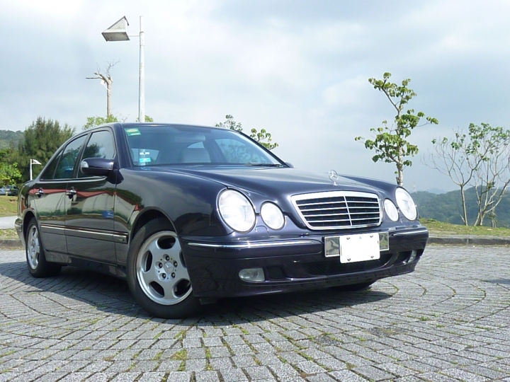 想找benz e320  (210)小改款的模型車，不知哪裡找的到呢